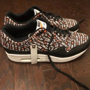 Men's tennis shoes size 10